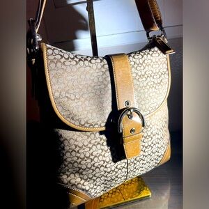 Authentic Coach (Shoulder/Crossbody Bag) in EXCELLENT condition!!